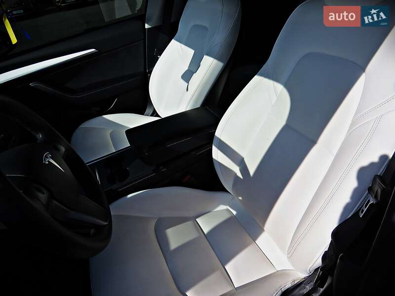Седан Tesla Model 3 2021 в Черкасах