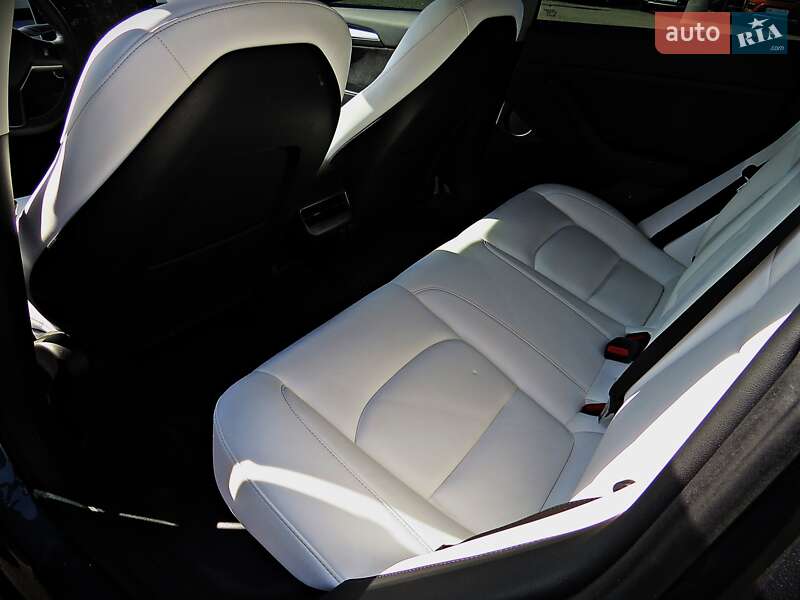 Седан Tesla Model 3 2021 в Черкасах