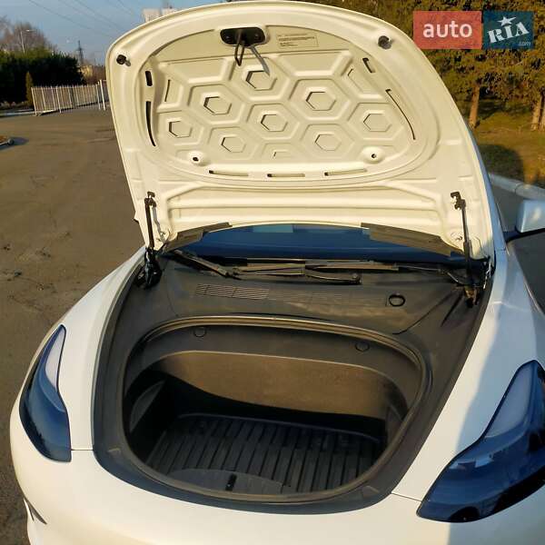 Седан Tesla Model 3 2022 в Києві