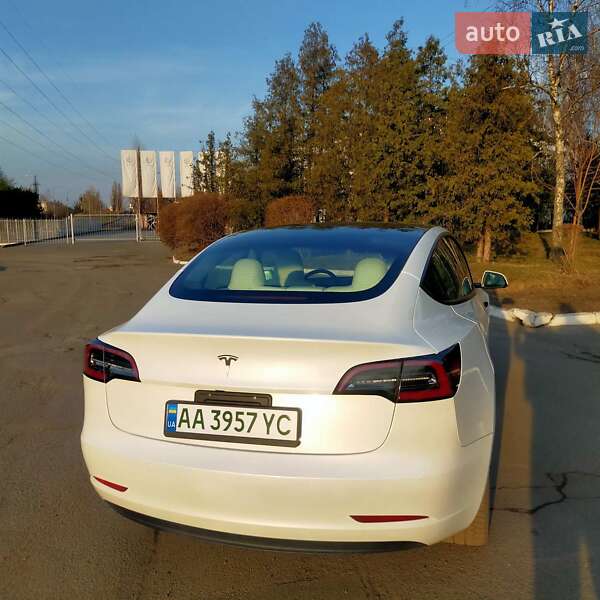 Седан Tesla Model 3 2022 в Киеве