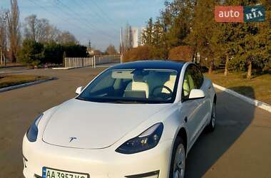 Седан Tesla Model 3 2022 в 
