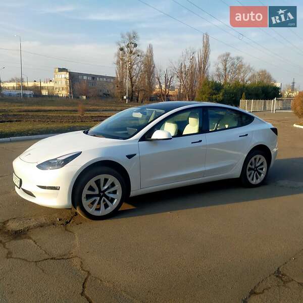 Седан Tesla Model 3 2022 в Киеве