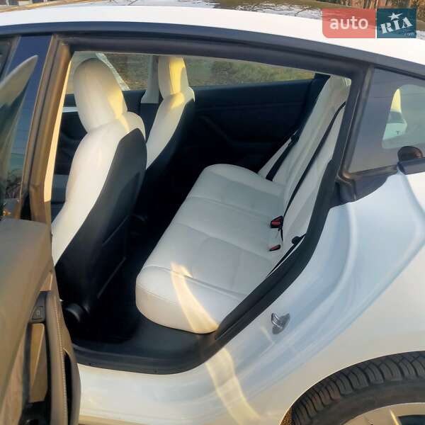 Седан Tesla Model 3 2022 в Киеве