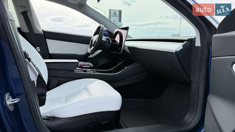 Седан Tesla Model 3 2019 в Черновцах