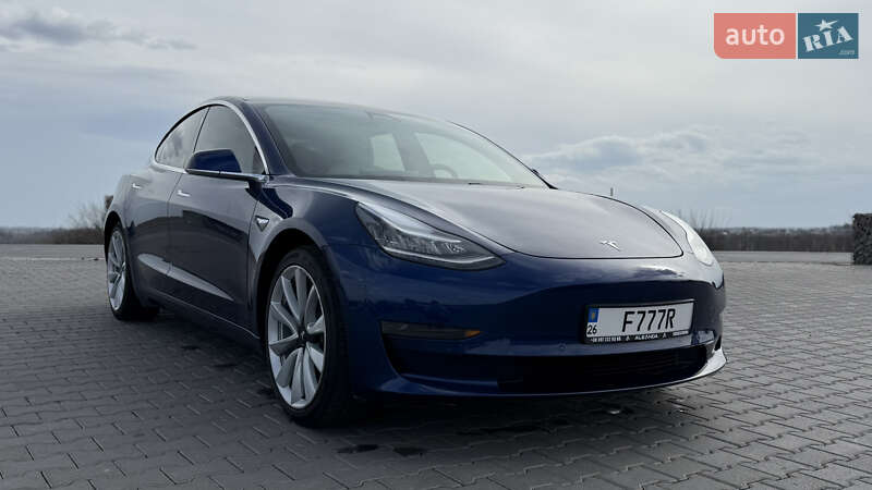 Седан Tesla Model 3 2019 в Черновцах