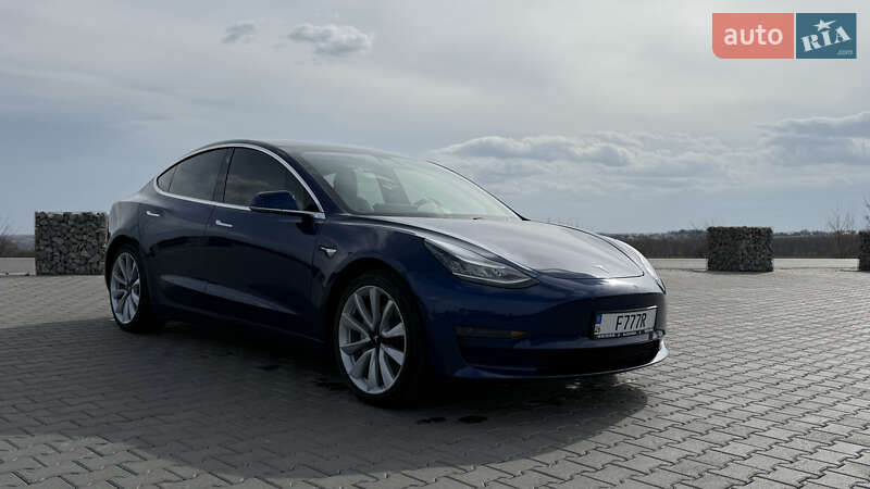 Седан Tesla Model 3 2019 в Черновцах