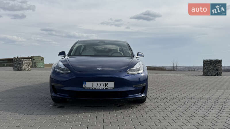 Седан Tesla Model 3 2019 в Черновцах