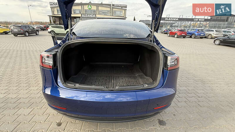 Седан Tesla Model 3 2019 в Черновцах