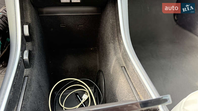 Седан Tesla Model 3 2019 в Черновцах