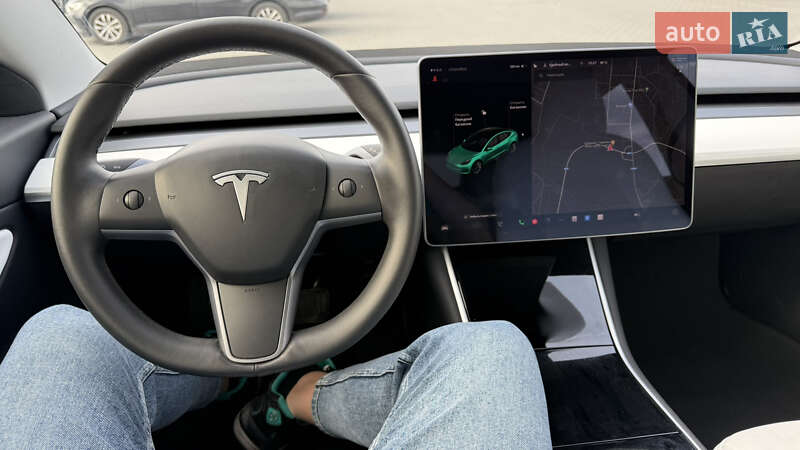 Седан Tesla Model 3 2019 в Черновцах