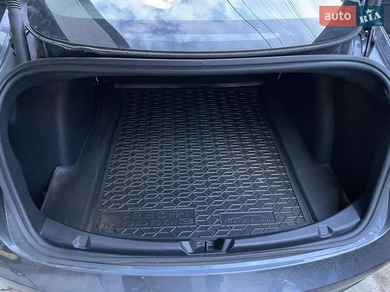 Седан Tesla Model 3 2021 в Львові