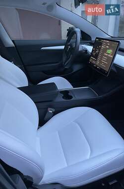 Седан Tesla Model 3 2021 в 