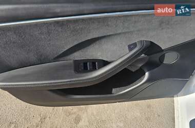 Седан Tesla Model 3 2024 в 