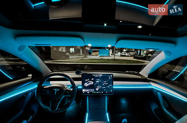 Седан Tesla Model 3 2019 в Чернівцях