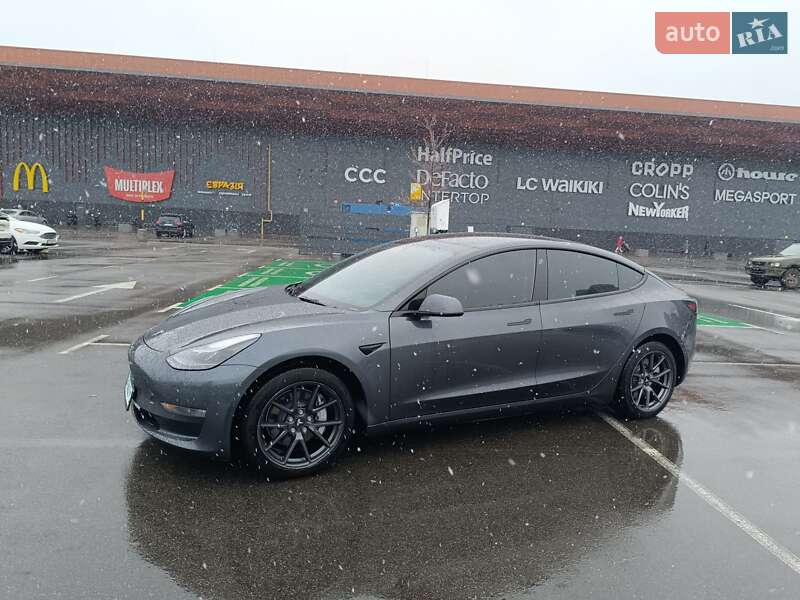 Седан Tesla Model 3 2022 в 