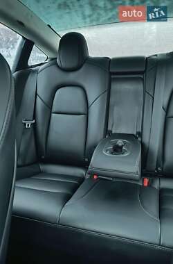 Седан Tesla Model 3 2022 в 