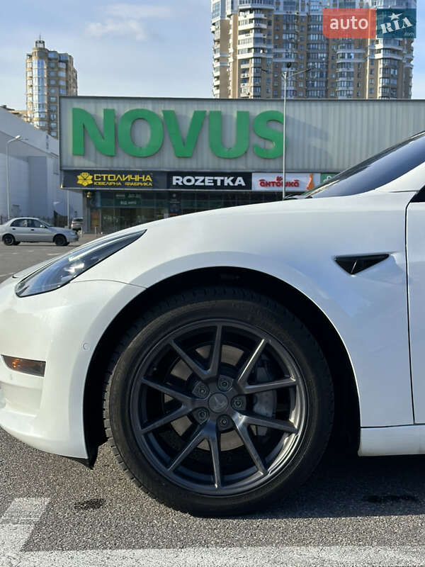 Седан Tesla Model 3 2021 в Киеве