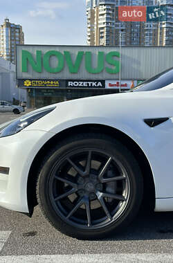 Седан Tesla Model 3 2021 в 