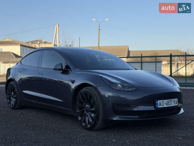Седан Tesla Model 3 2023 в Ужгороде