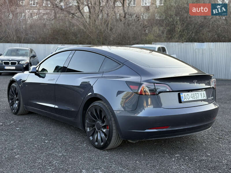 Седан Tesla Model 3 2023 в Ужгороде