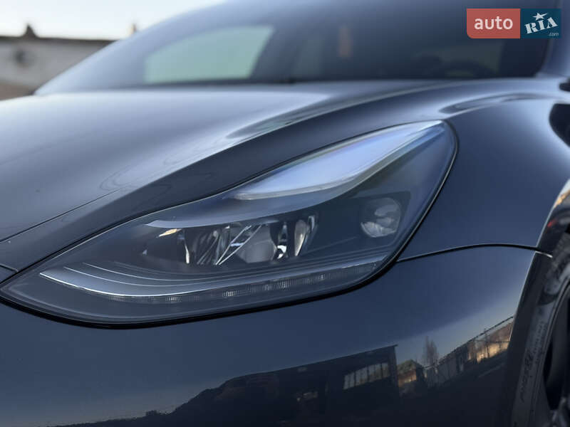 Седан Tesla Model 3 2023 в Ужгороде