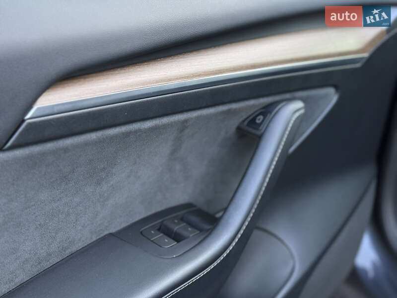 Седан Tesla Model 3 2023 в Ужгороде