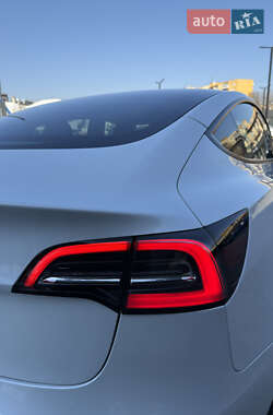Седан Tesla Model 3 2023 в 