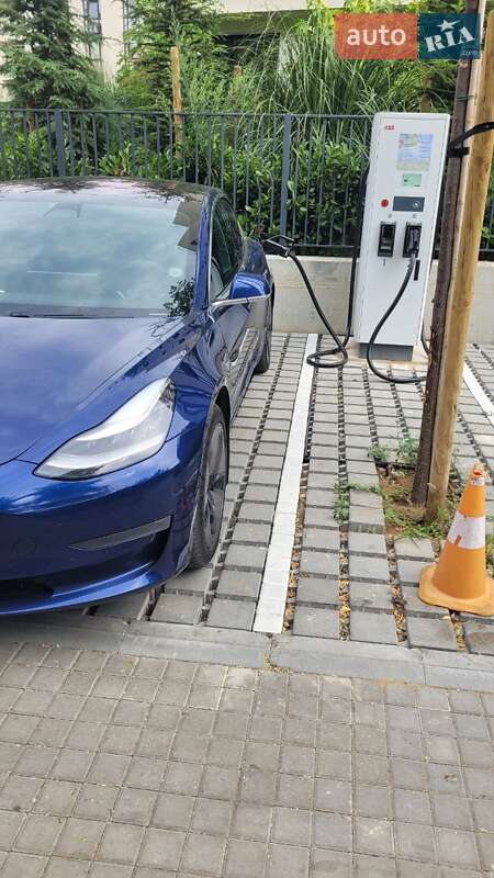 Седан Tesla Model 3 2019 в Киеве