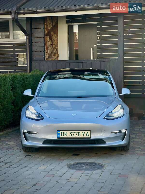 Седан Tesla Model 3 2018 в Рівному