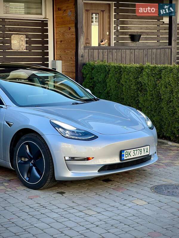 Седан Tesla Model 3 2018 в Рівному