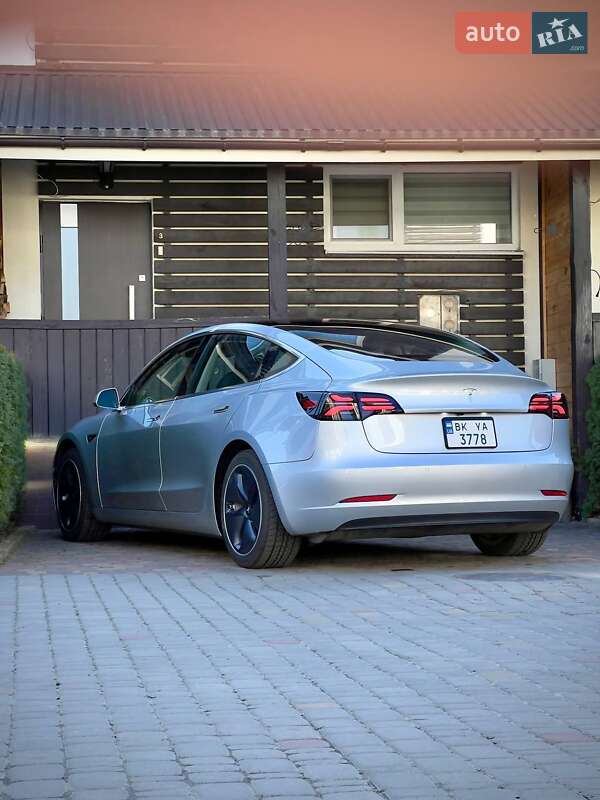 Седан Tesla Model 3 2018 в Рівному