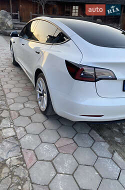 Седан Tesla Model 3 2021 в 