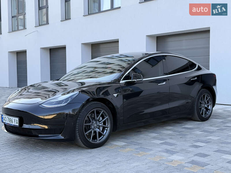 Седан Tesla Model 3 2019 в Ужгороде