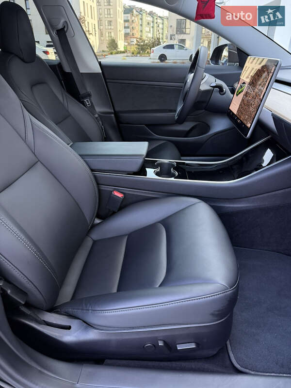 Седан Tesla Model 3 2019 в Ужгороде