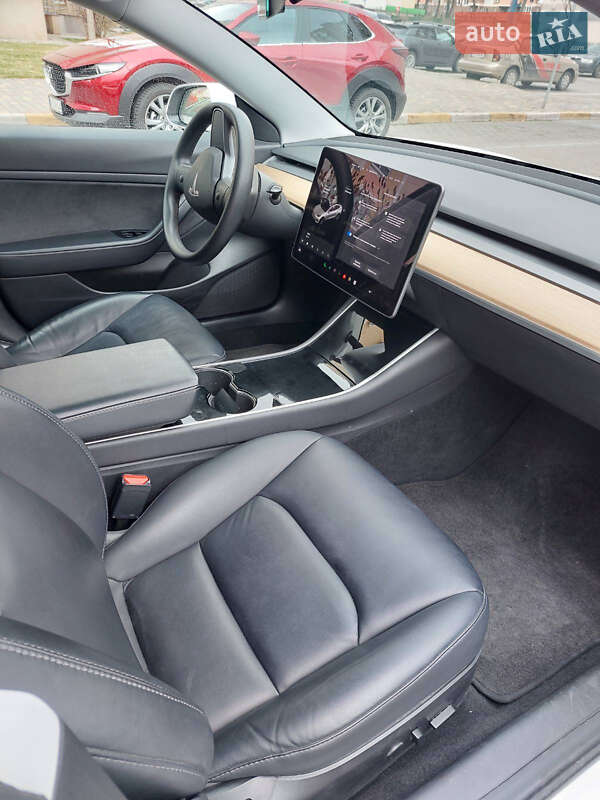 Седан Tesla Model 3 2020 в Киеве