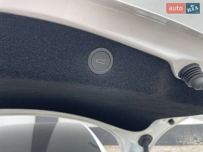 Седан Tesla Model 3 2024 в Киеве