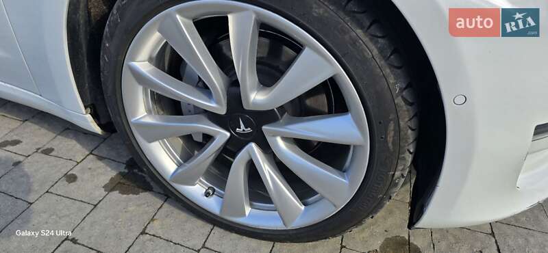 Седан Tesla Model 3 2020 в Львове