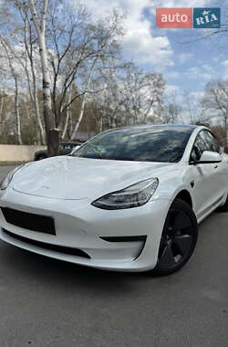 Седан Tesla Model 3 2022 в 