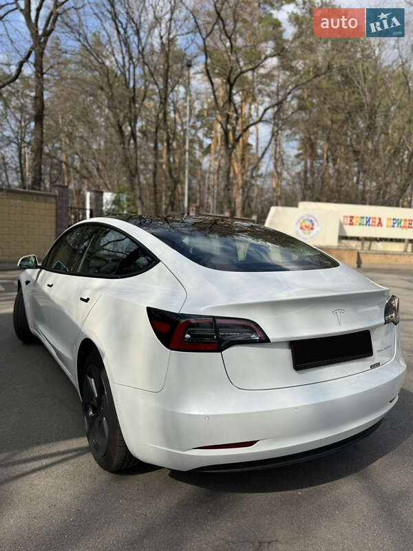 Седан Tesla Model 3 2022 в 