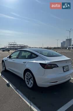 Седан Tesla Model 3 2022 в 