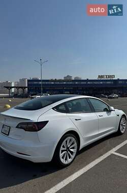 Седан Tesla Model 3 2022 в 