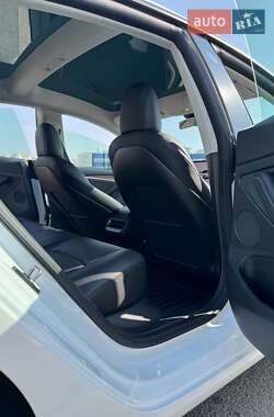 Седан Tesla Model 3 2022 в 