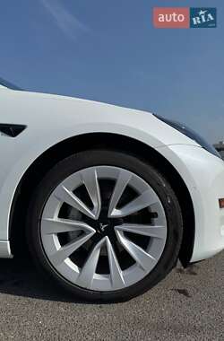 Седан Tesla Model 3 2022 в 