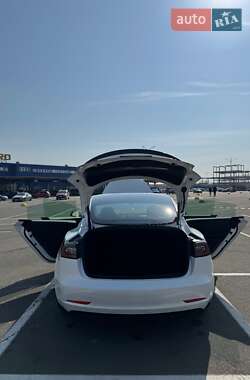 Седан Tesla Model 3 2022 в 