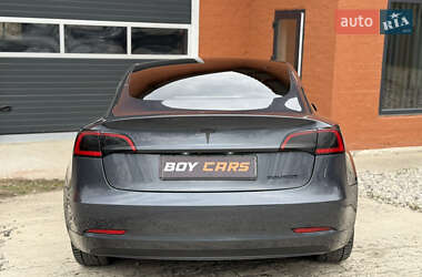 Седан Tesla Model 3 2022 в 