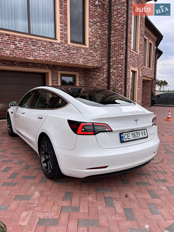 Седан Tesla Model 3 2020 в Черновцах