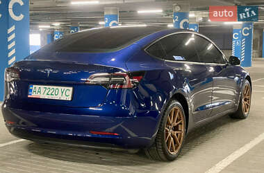Седан Tesla Model 3 2022 в 