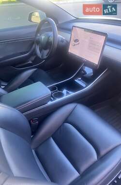 Седан Tesla Model 3 2020 в 