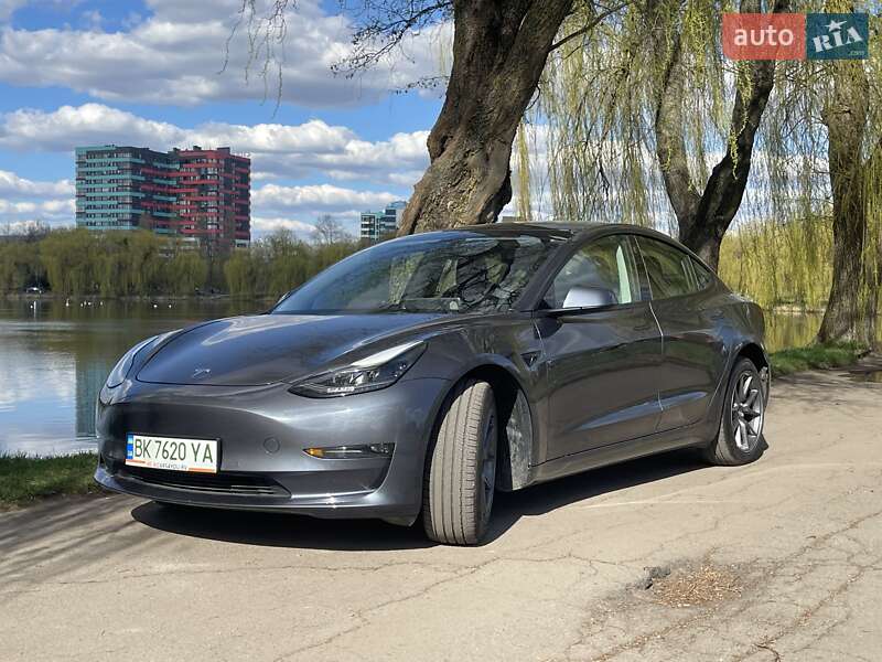 Седан Tesla Model 3 2022 в Ровно
