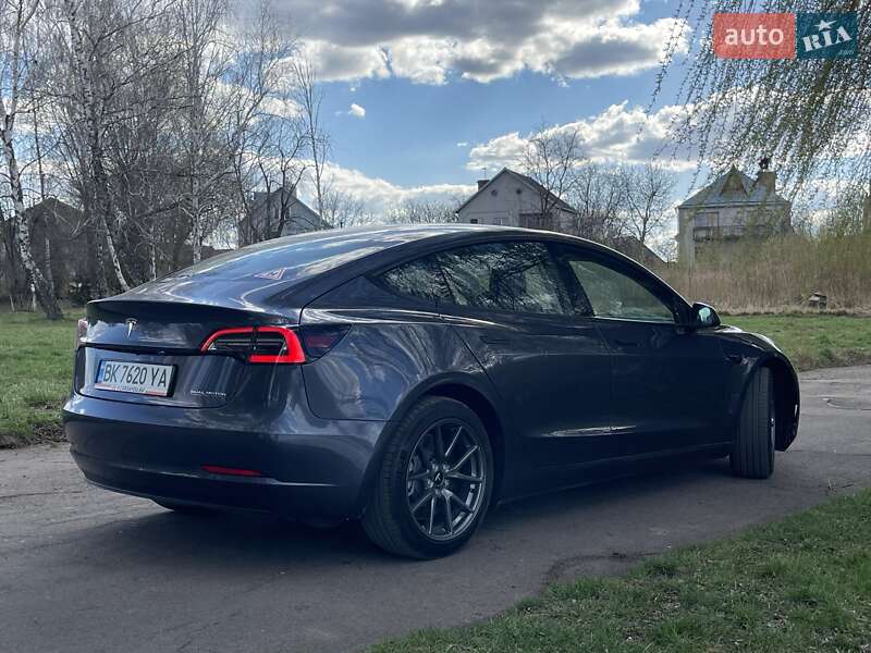 Седан Tesla Model 3 2022 в Ровно